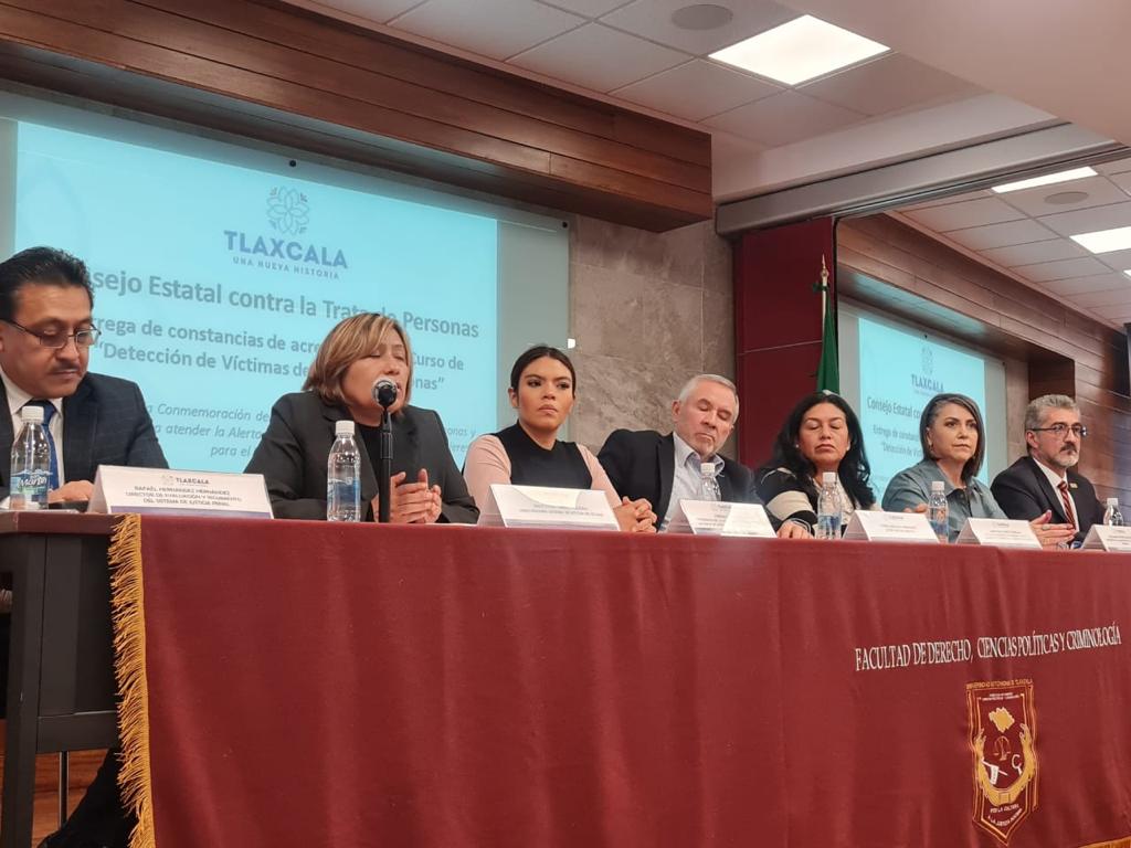 Atestigua Lorena Ruiz entrega de constancias de curso 'Detección de Víctimas de Trata de Personas'